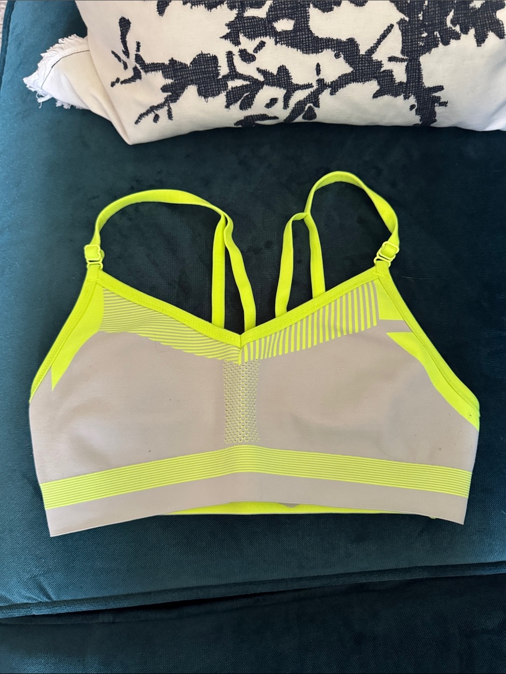 Nike Neon Trim Seamless Sports  Bra